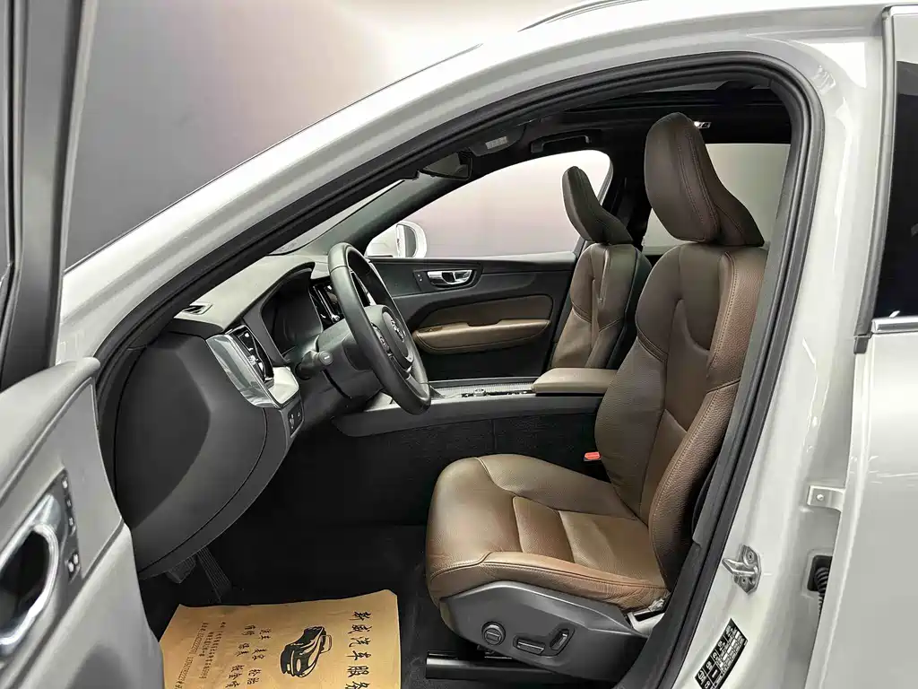 Volvo XC60 2021 — фото 5