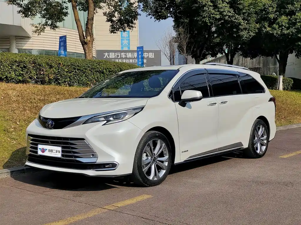Toyota Sienna 2023 — фото 1