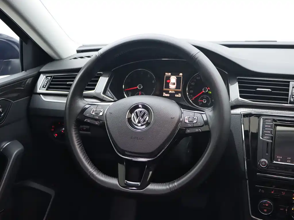 Volkswagen Passat 2017 — фото 17