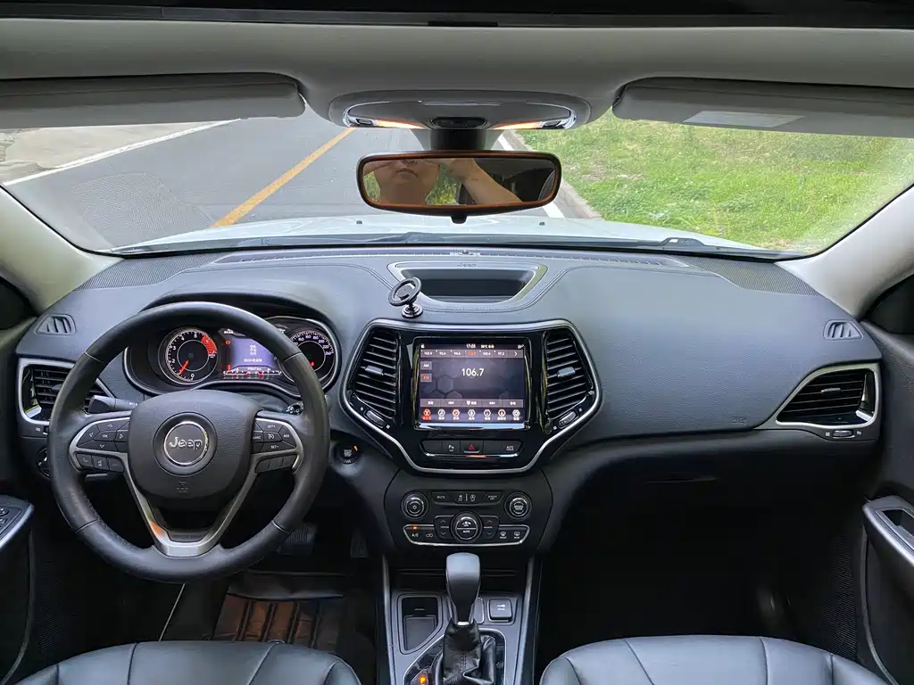 Jeep Cherokee 2019 — фото 17