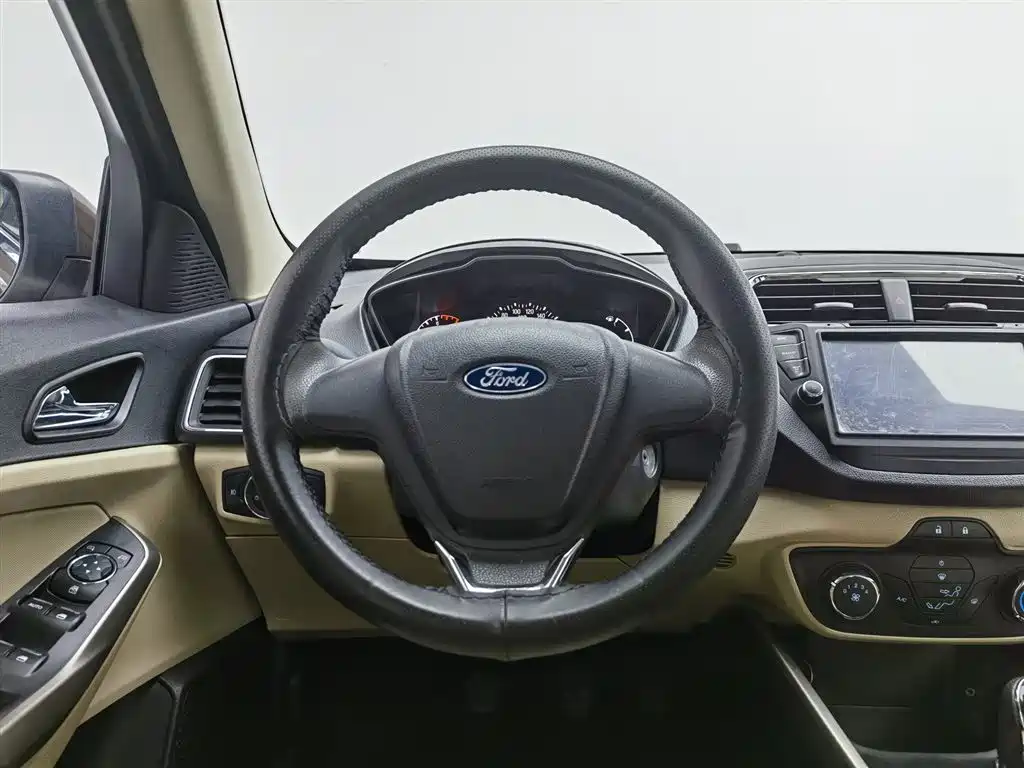 Ford Escort 2016 — фото 11