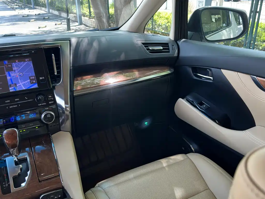 Toyota Alphard 2017 — фото 21