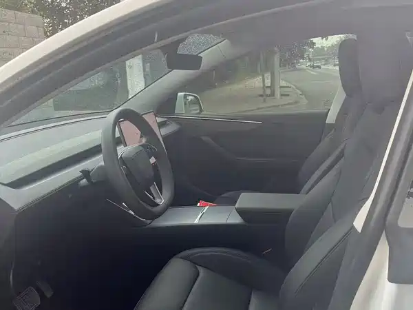 Tesla Model Y 2025