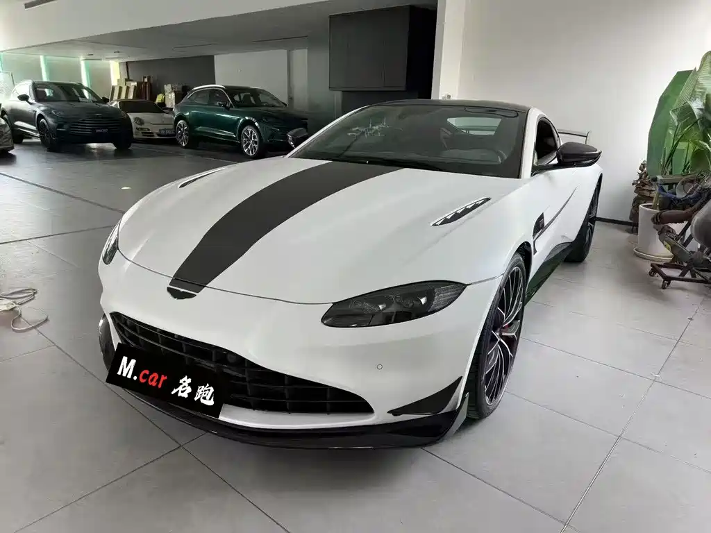 Aston Martin V8 Vantage 2025 — фото 1