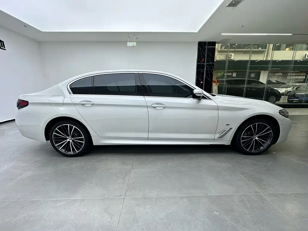 BMW 5 Series 2022 — фото 18