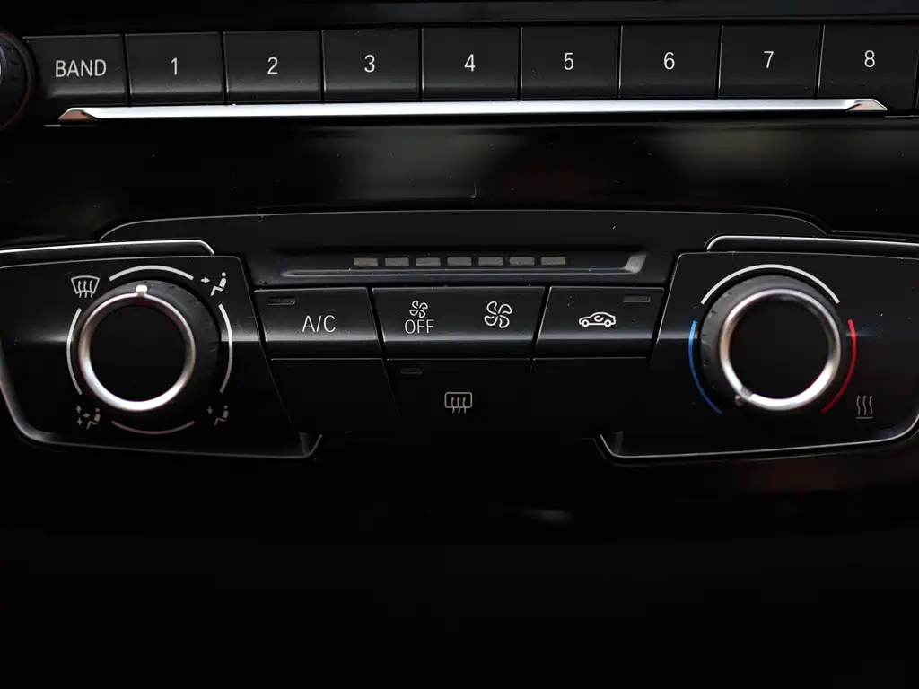 BMW 1 Series 2018 — фото 19
