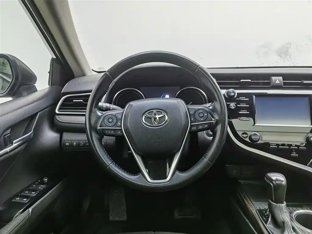 Toyota Camry 2018 — фото 11