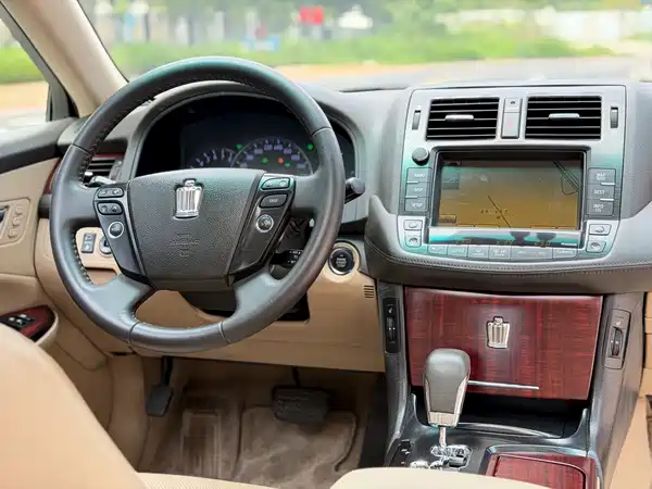Toyota Crown 2010