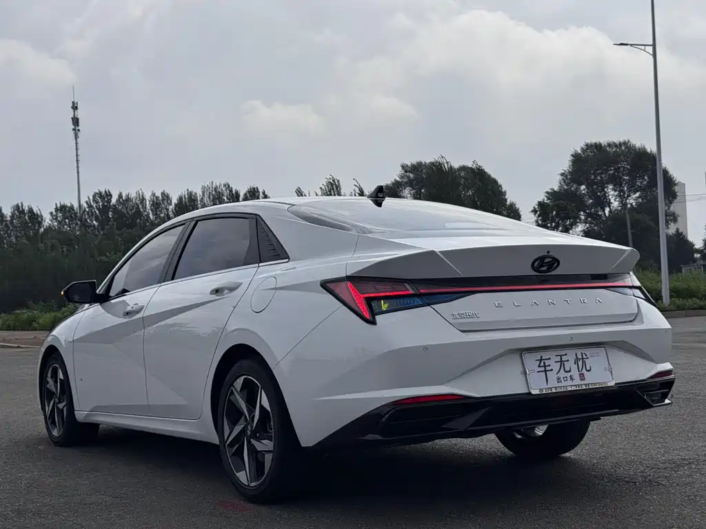 Hyundai Elantra 2023 — фото 8