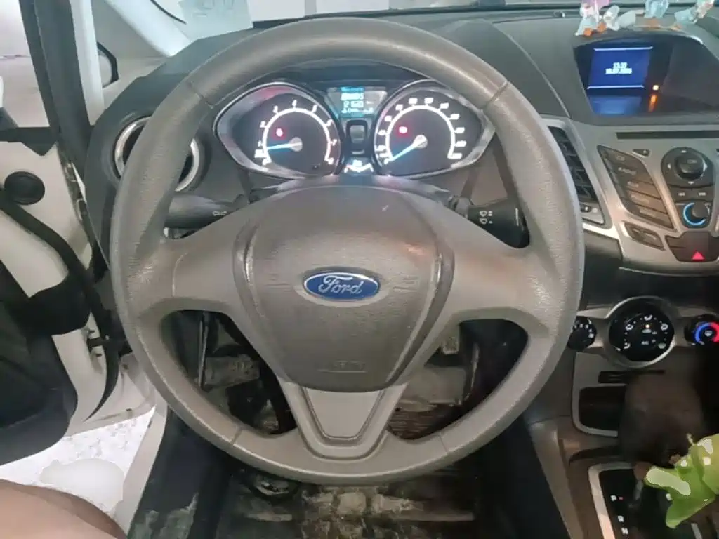 Ford Fiesta 2016 — фото 11
