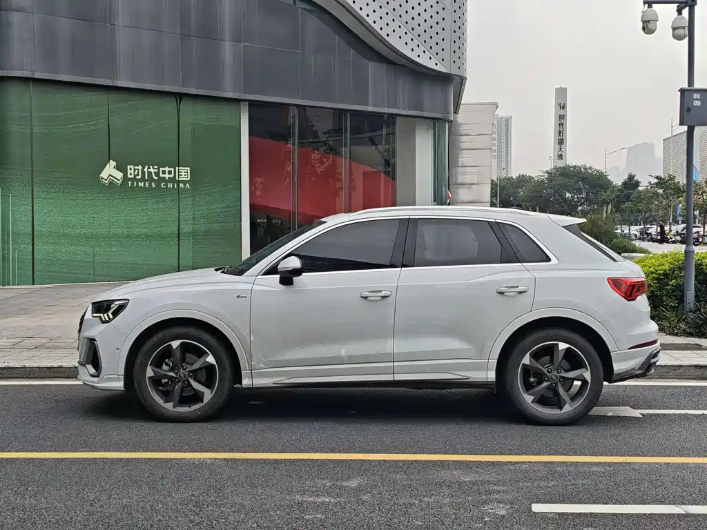 Audi Q3 2021 — фото 10