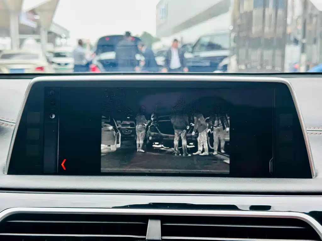 BMW 7 Series 2017 — фото 13