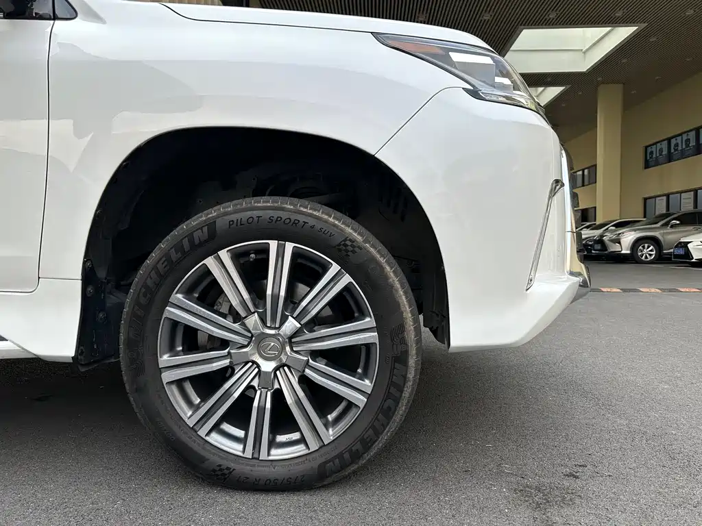 Lexus LX 2017 — фото 29