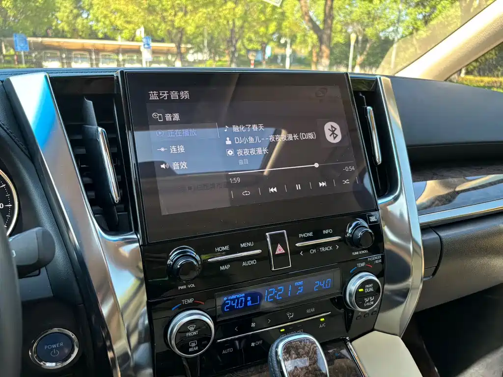 Toyota Vellfire 2023 — фото 13
