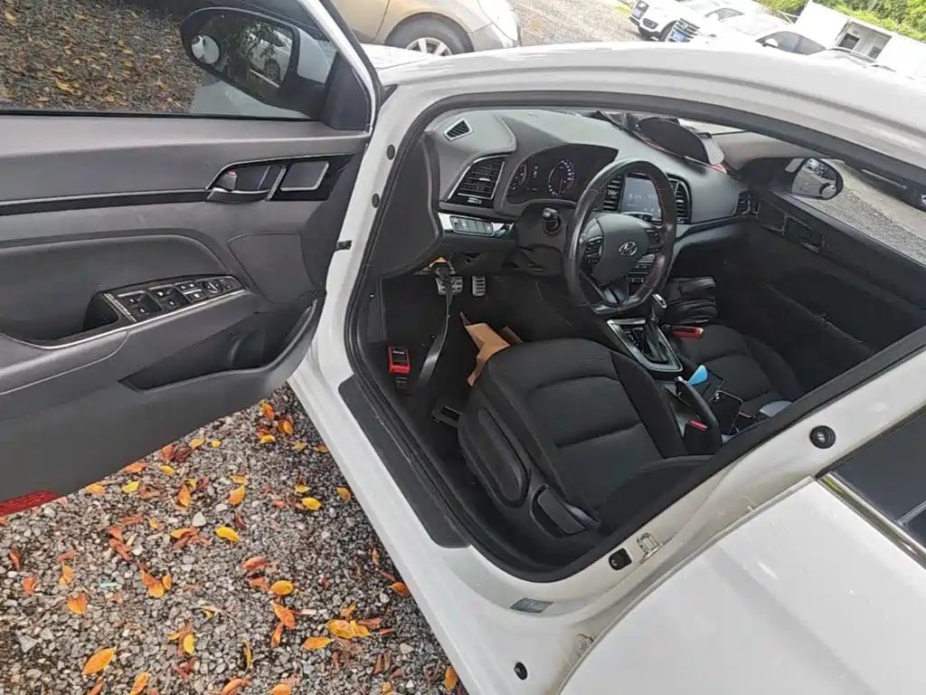 Hyundai Elantra 2019 — фото 16