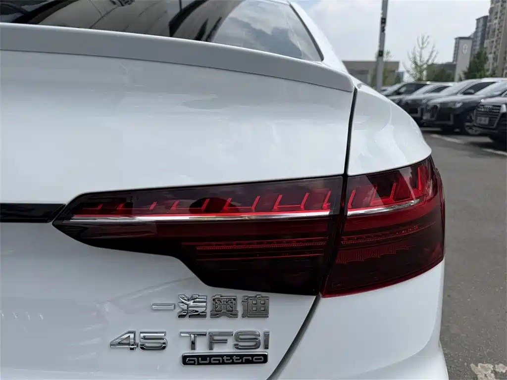 Audi A4L 2022 — фото 12