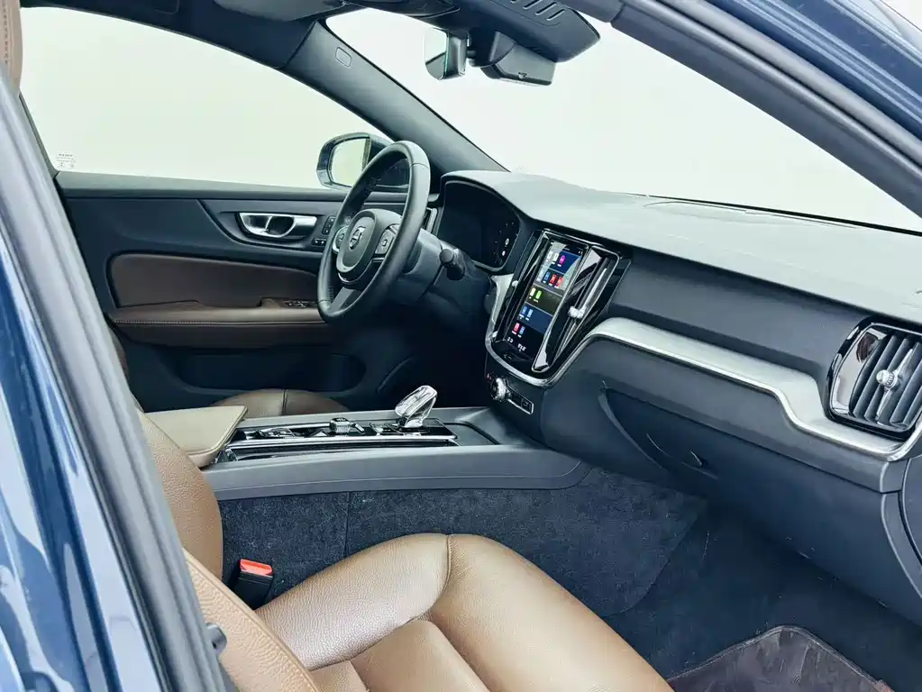 Volvo S60 2022 — фото 15