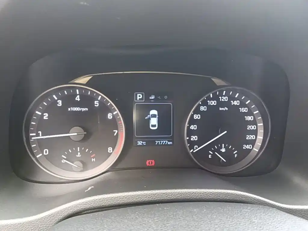 Hyundai Elantra 2018 — фото 12