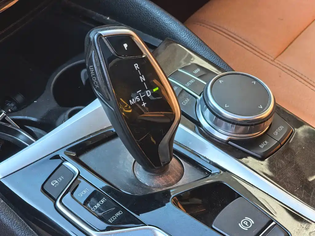 BMW 5 Series 2018 — фото 15