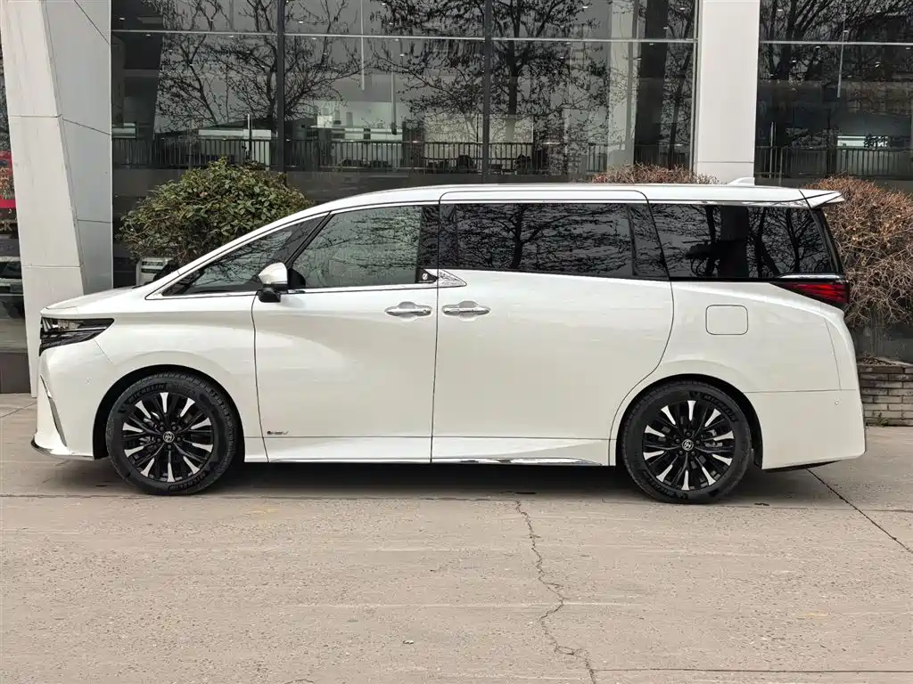 Toyota Alphard 2025 — фото 2