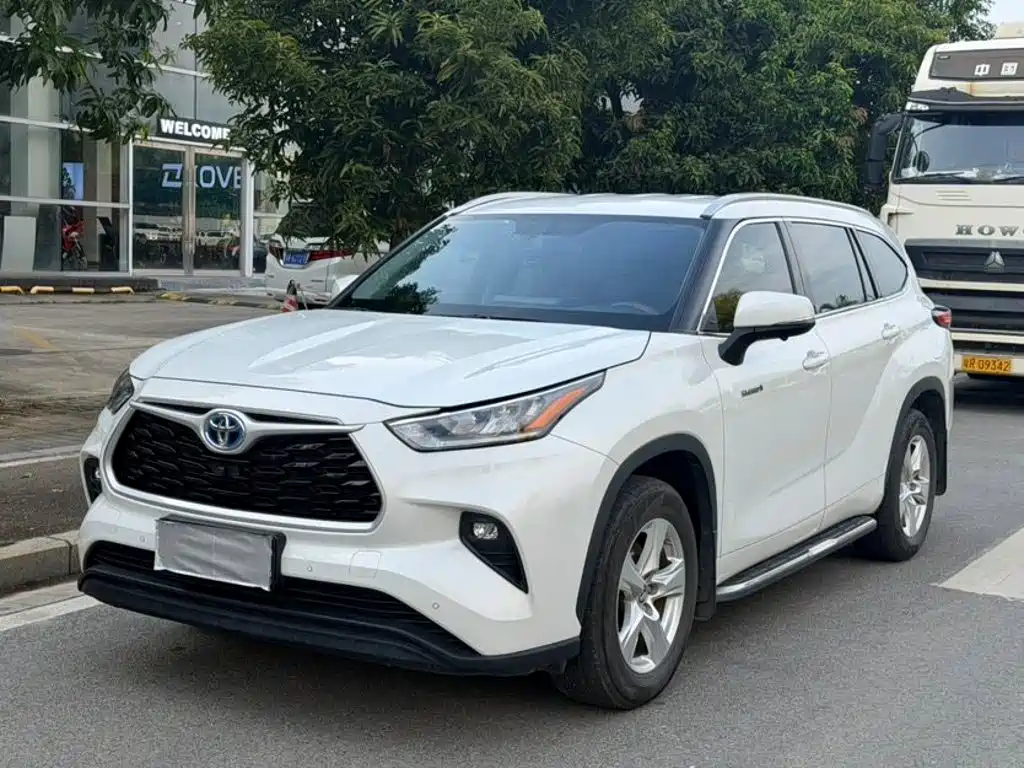 Toyota Highlander 2024 — фото 1