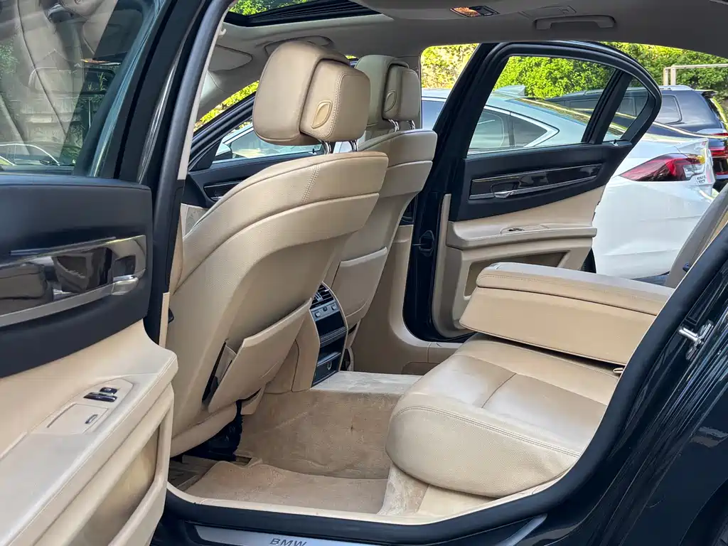 BMW 7 Series 2012 — фото 10
