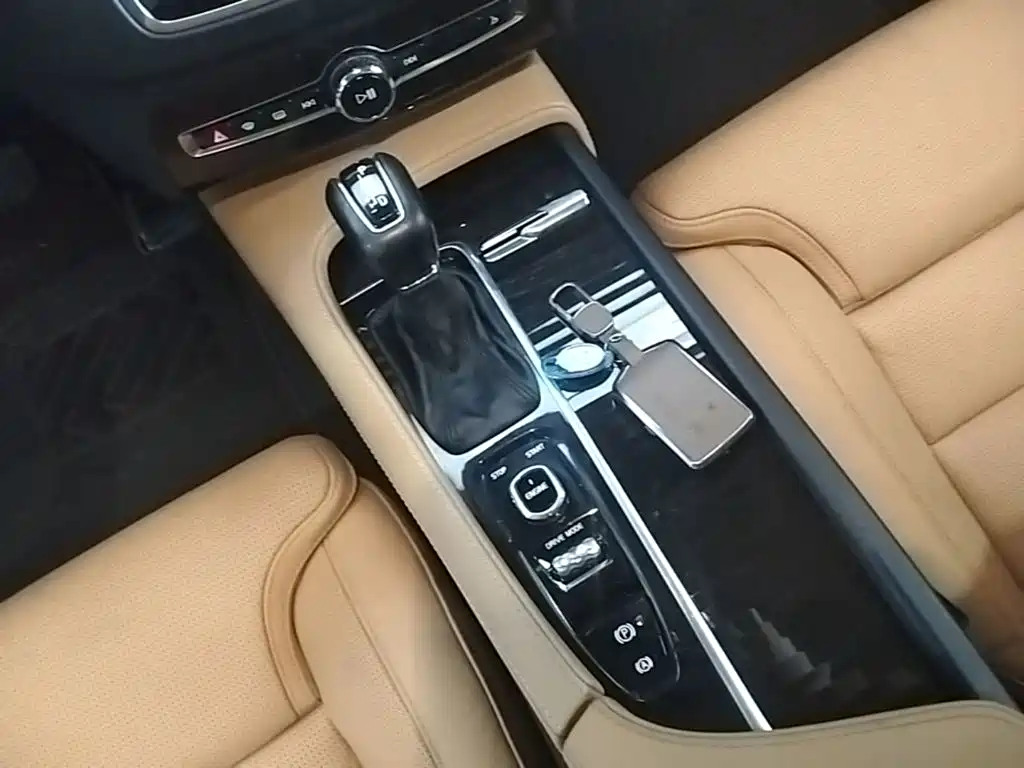 Volvo XC90 2015 — фото 14