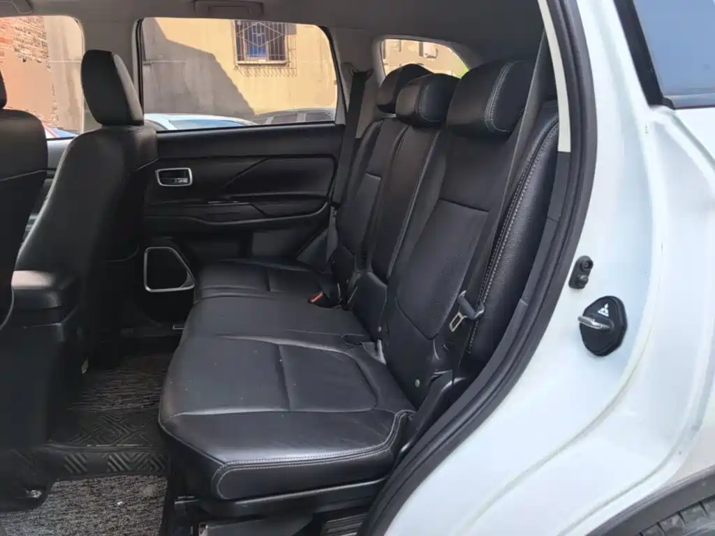 Mitsubishi Outlander 2018 — фото 17