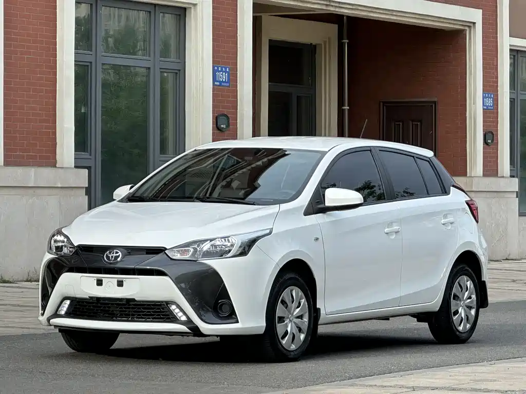 Toyota Yaris L 2022 — фото 1