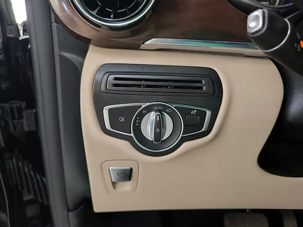 Mercedes-Benz V-Class 2023 — фото 17