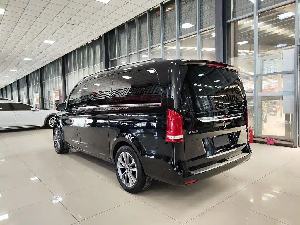 Mercedes-Benz V-Class 2023 — фото 30