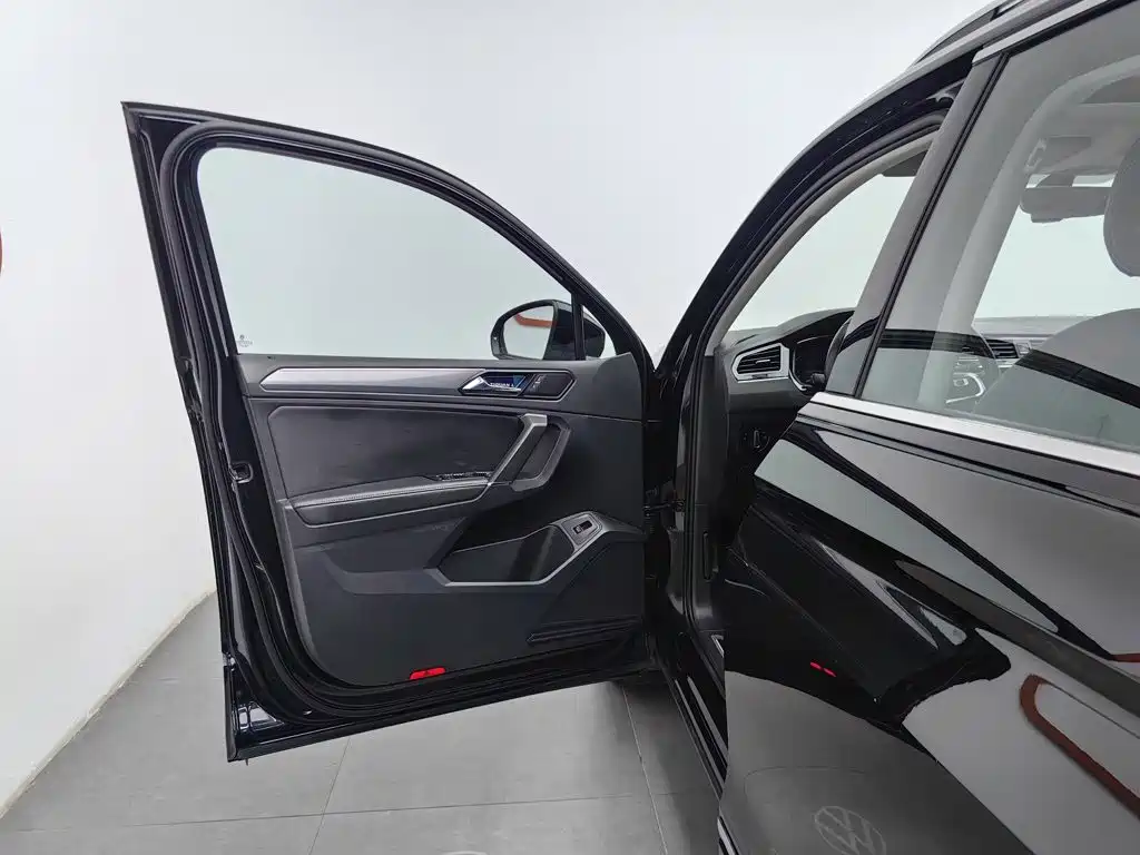 Volkswagen Tiguan L 2021 — фото 8