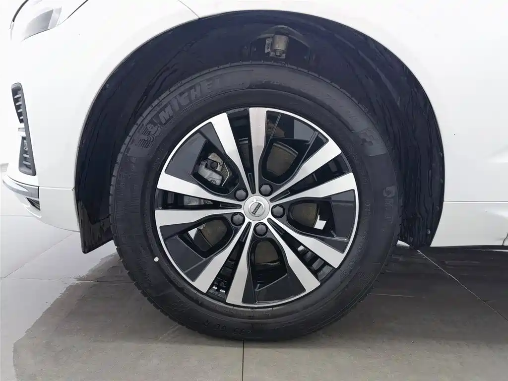Volvo XC60 2023 — фото 17