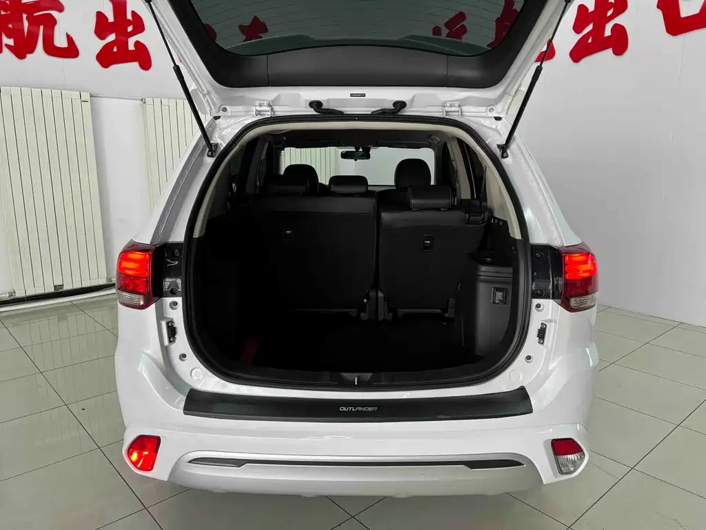 Mitsubishi Outlander 2022 — фото 18