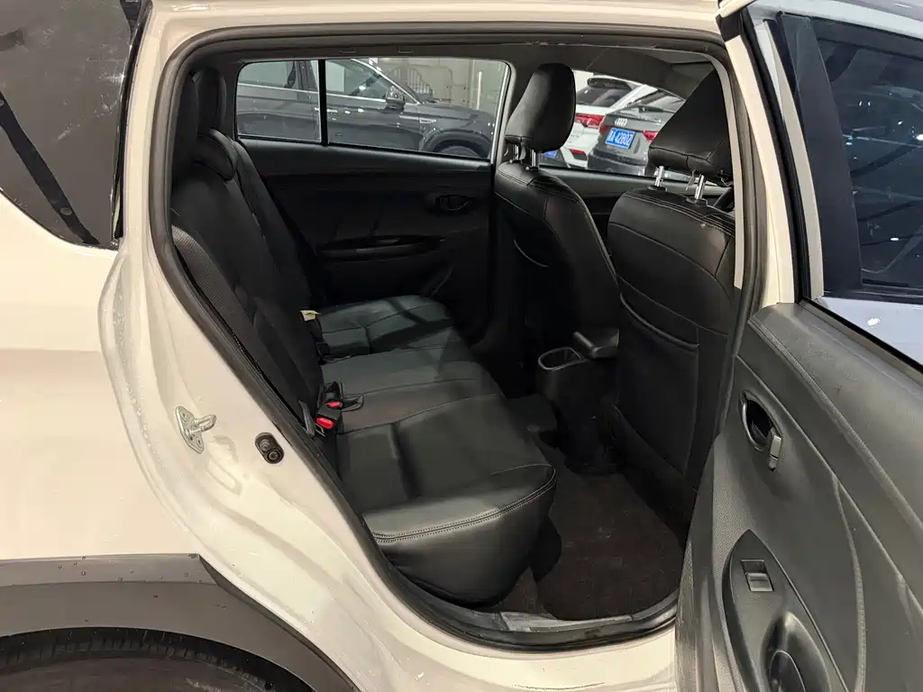 Toyota Yaris L 2022 — фото 11