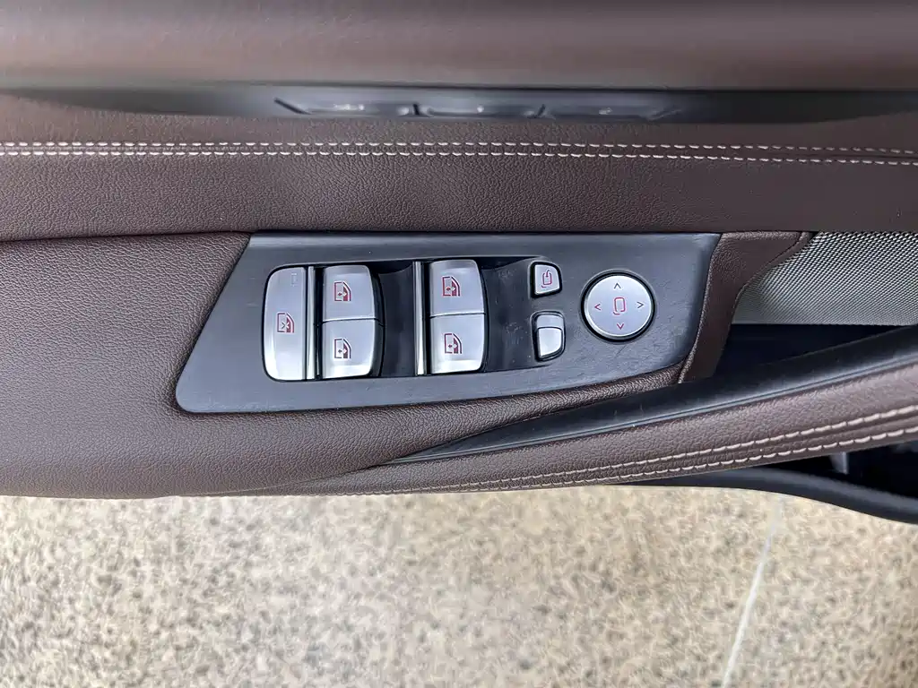 BMW 5 Series 2023 — фото 16