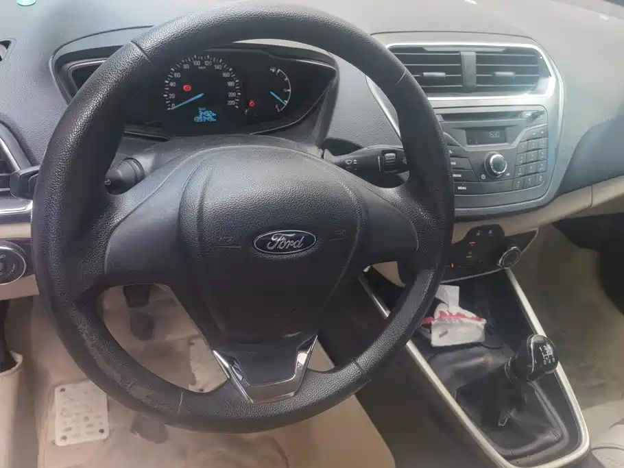 Ford Escort 2015 — фото 12