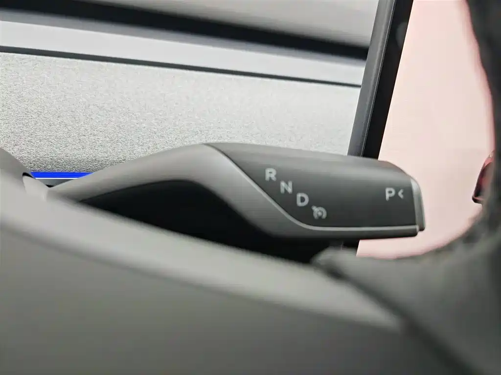 Tesla Model Y 2025 — фото 13
