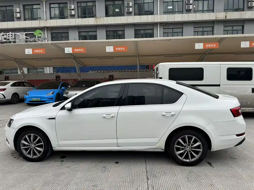 Skoda Octavia 2020 — фото 5