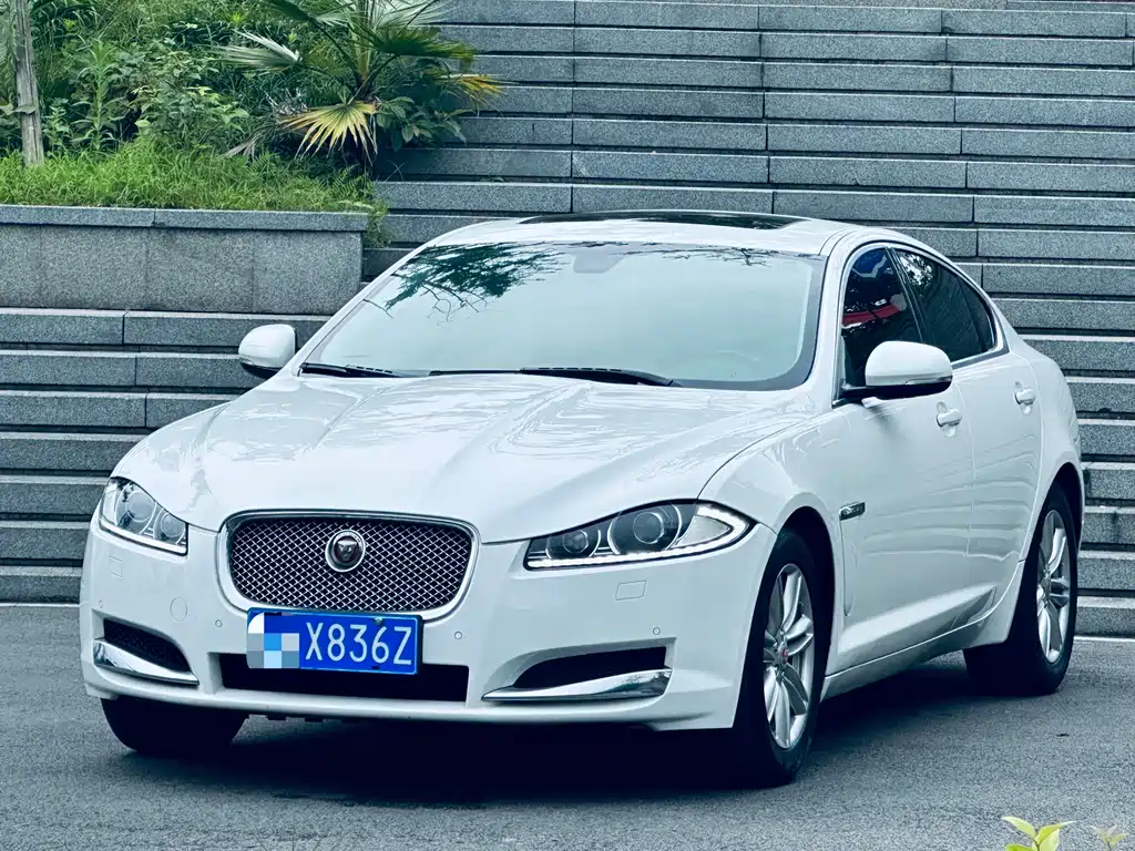 Jaguar XF 2015 — фото 1