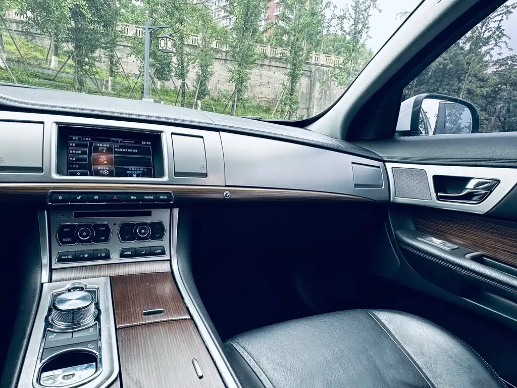 Jaguar XF 2015 — фото 10