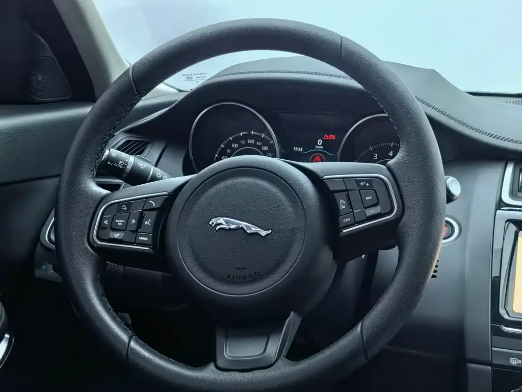 Jaguar E-PACE 2020 — фото 15