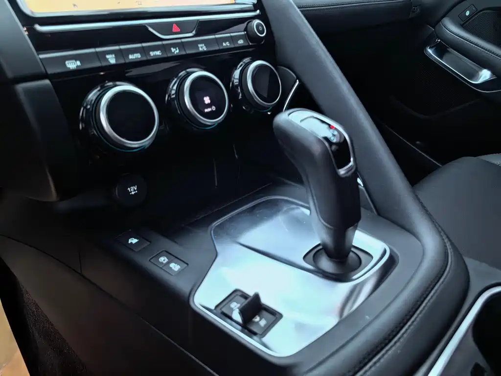 Jaguar E-PACE 2020 — фото 17