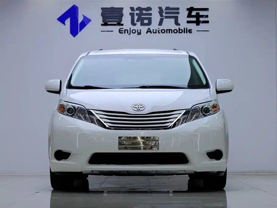 Toyota Sienna 2017 — фото 2