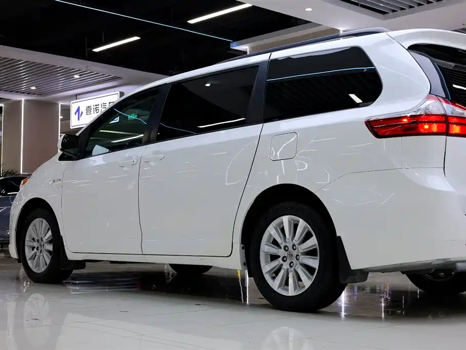 Toyota Sienna 2017 — фото 12