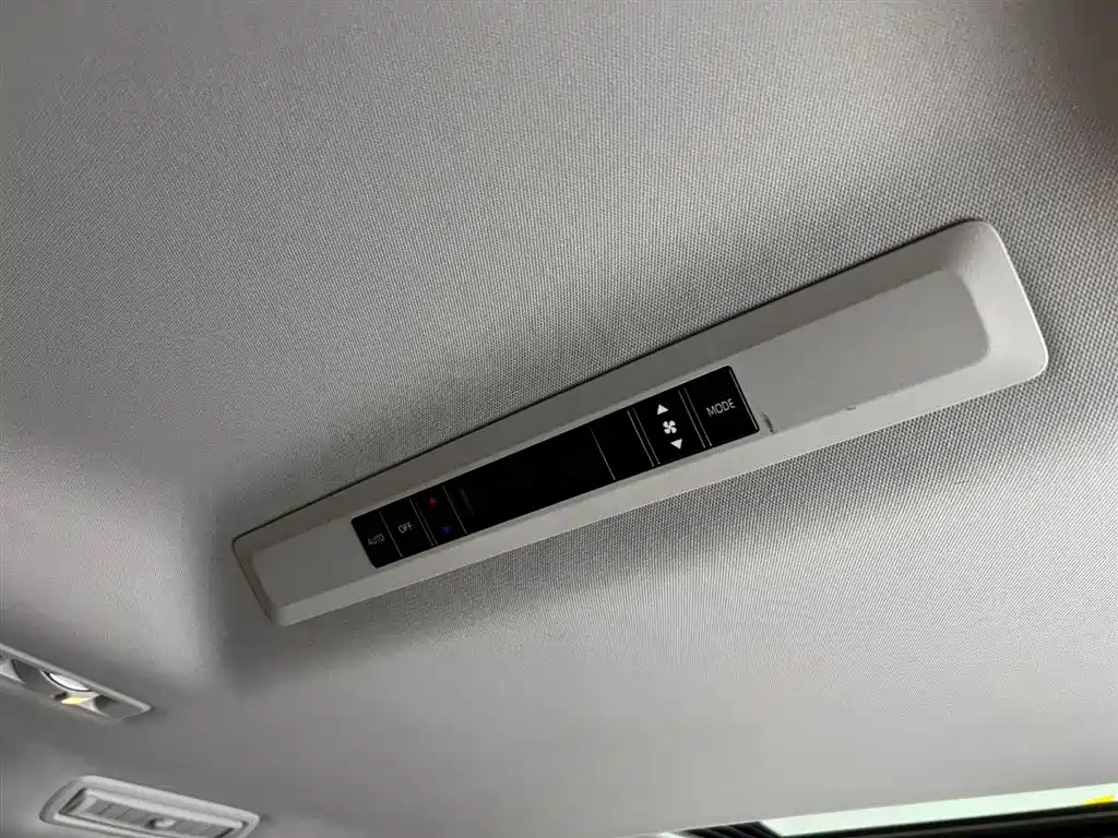Toyota Sienna 2023 — фото 23