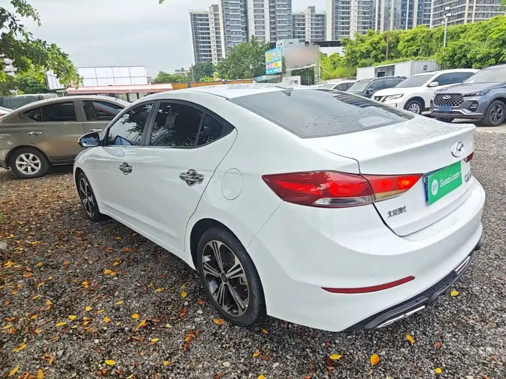 Hyundai Elantra 2019 — фото 5