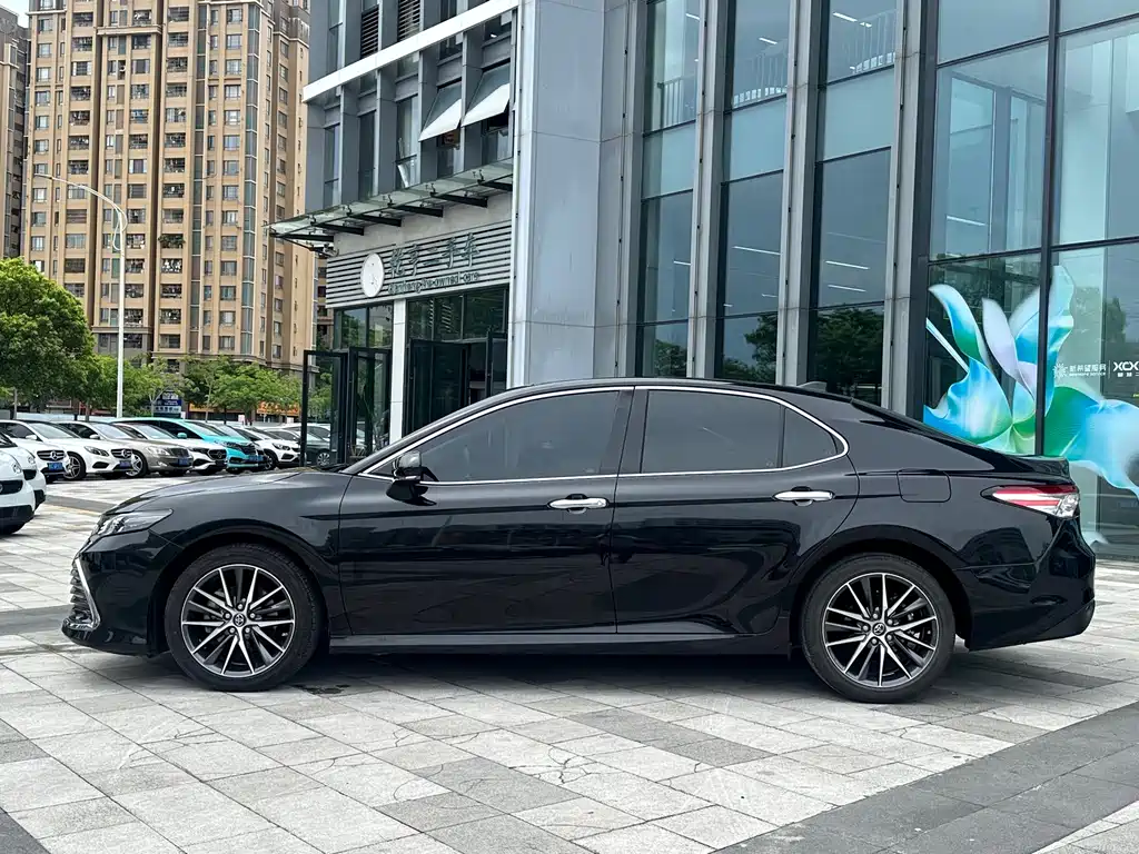 Toyota Camry 2022 — фото 3