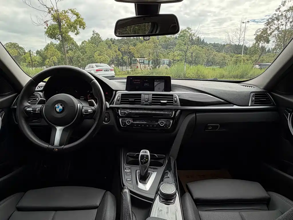BMW 3 Series 2018 — фото 16