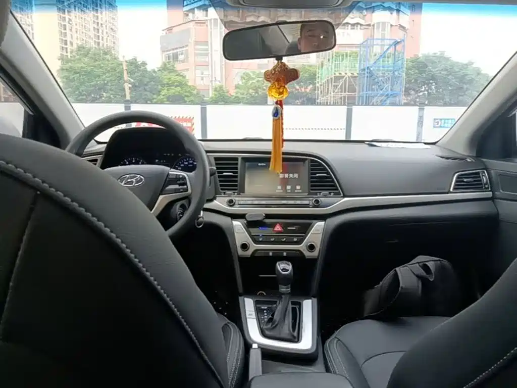 Hyundai Elantra 2018 — фото 10